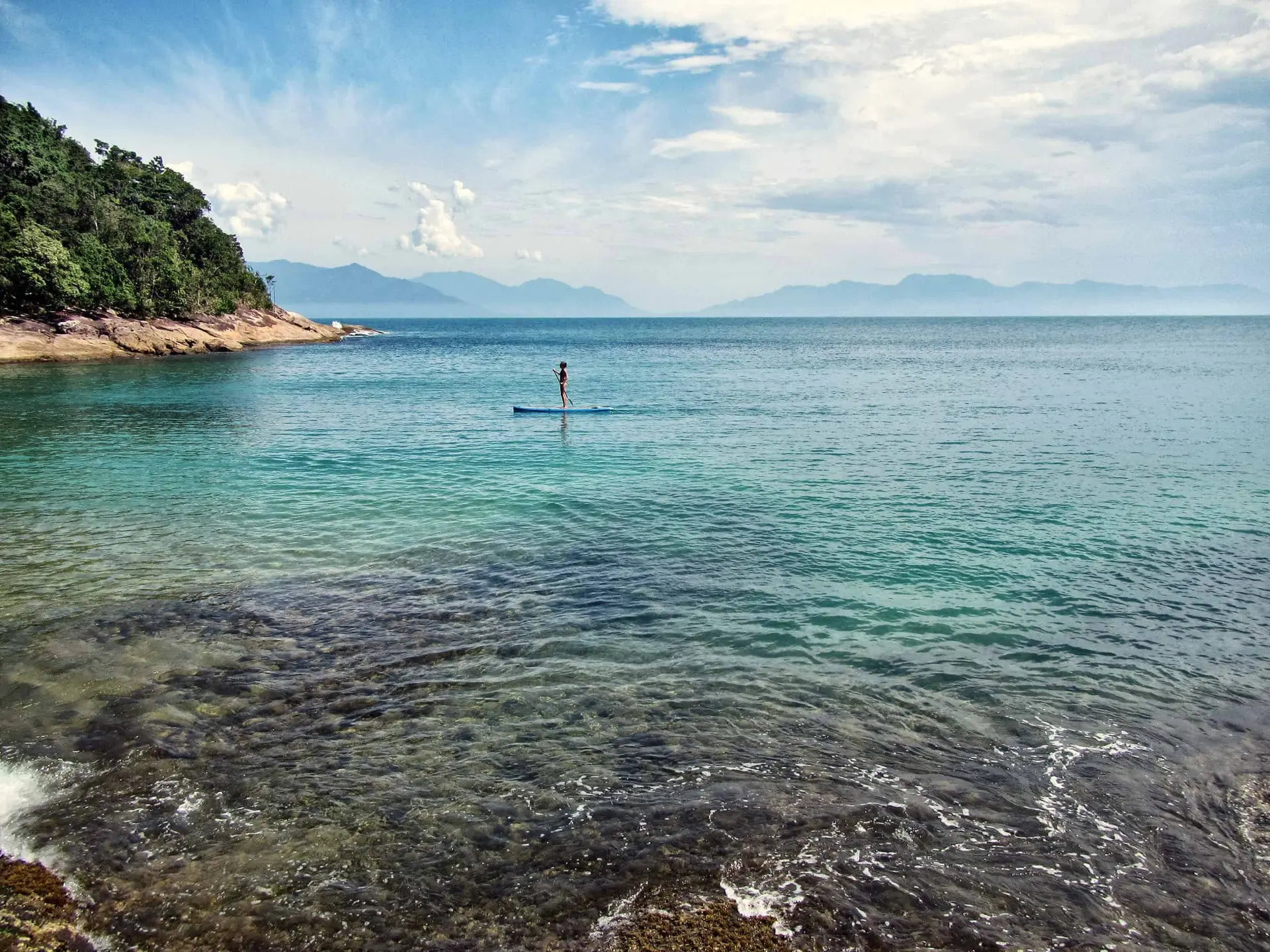 Água transparente e rasa, própria para stand-up paddle