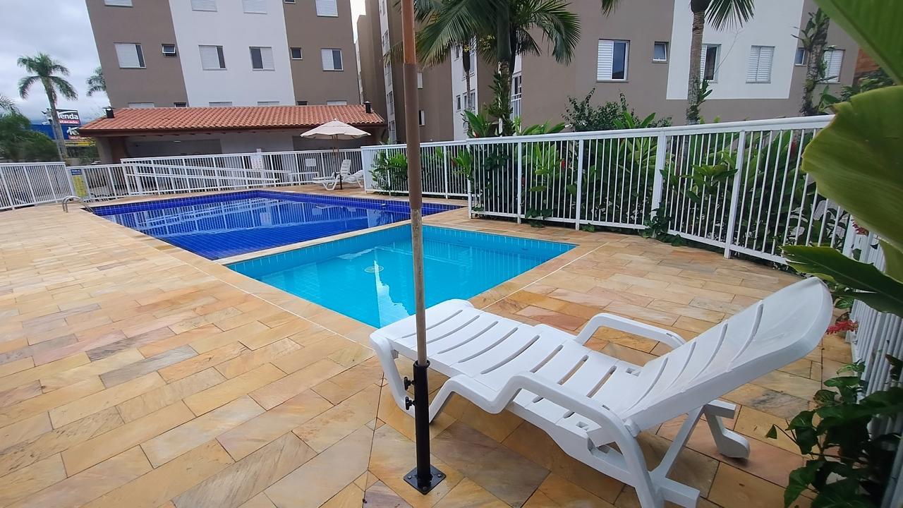 A piscina do condomínio para os dias sem praia