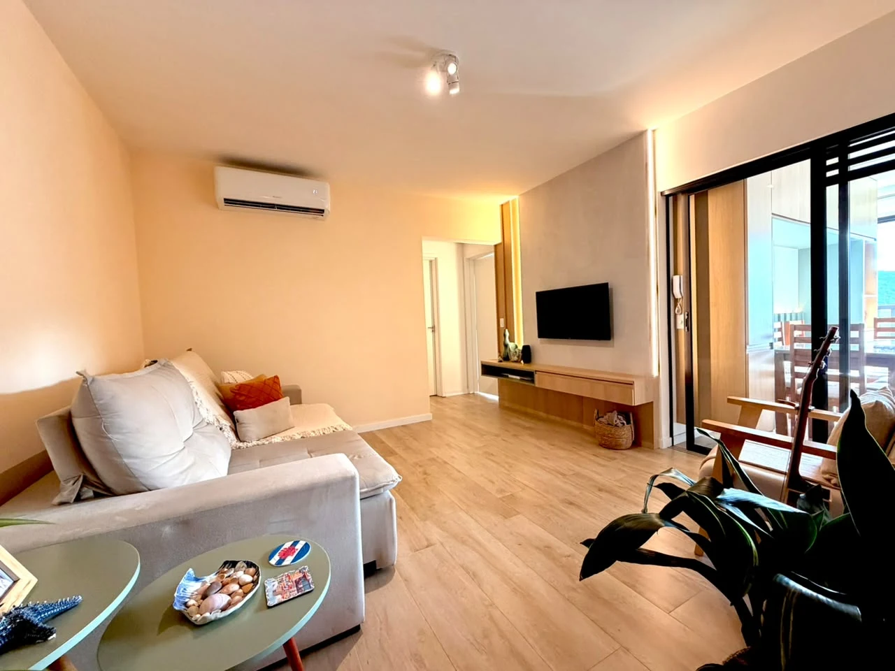 Sala ampla mobiliada e climatizada do apartamento de 73 m² no Due Itaguá