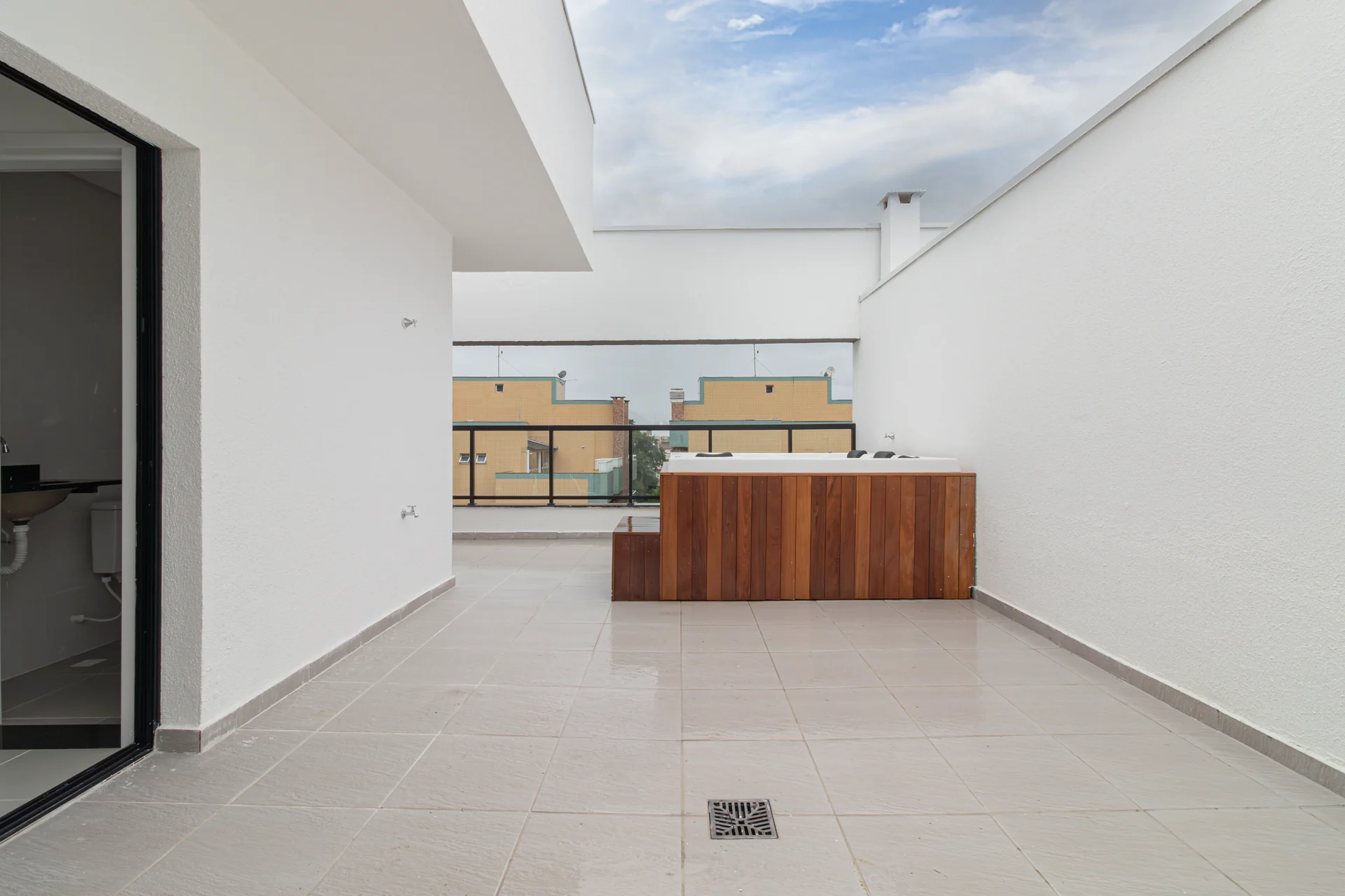 Spa privativo na área externa da cobertura, com vista para o bairro do Itaguá