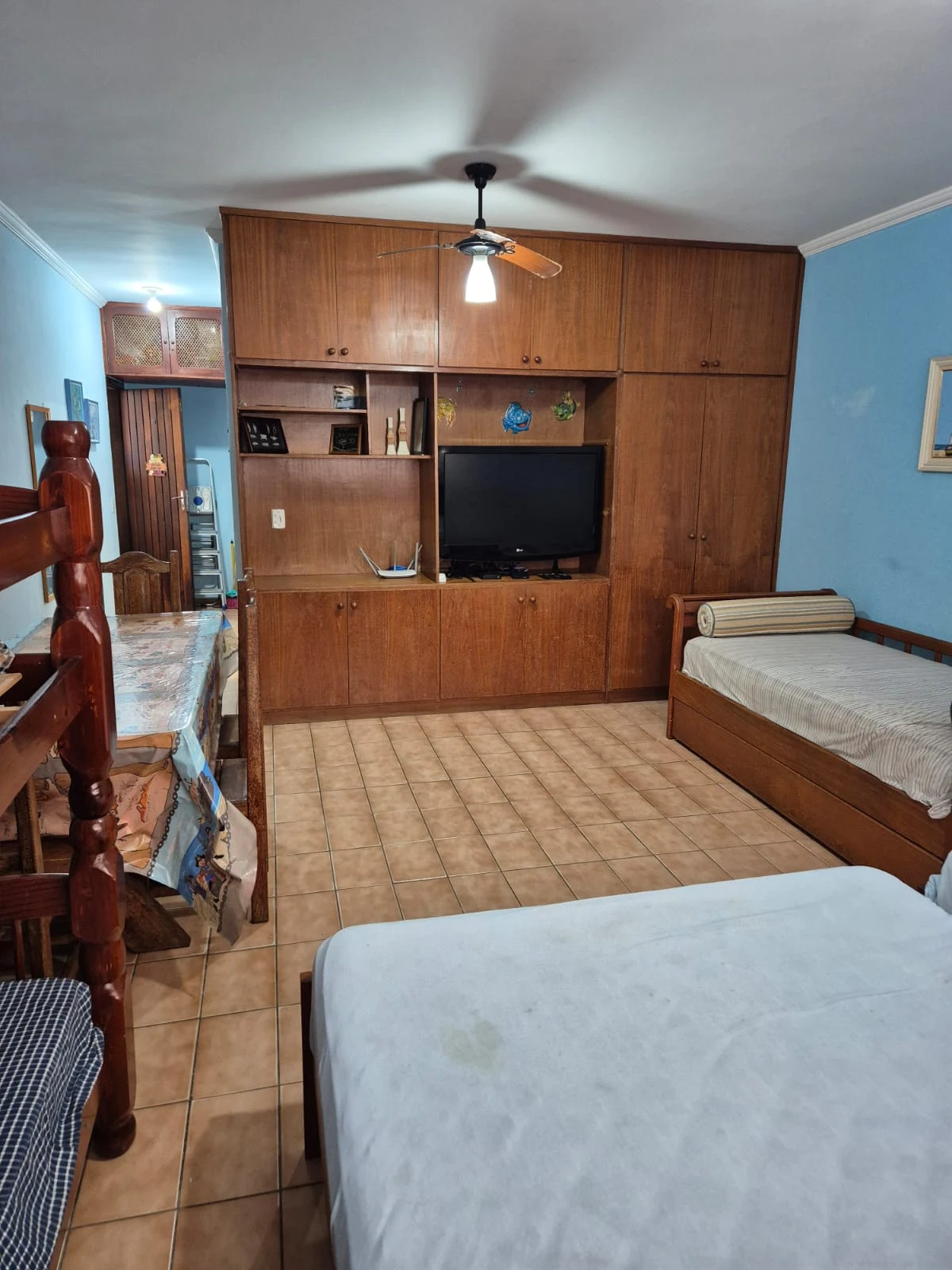 Quarto com armários e ventilador de teto, apartamento na Praia Grande