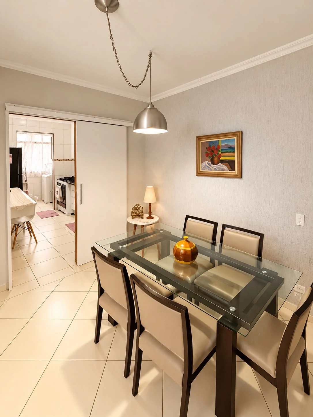 Sala de jantar com mesa e cadeiras, apartamento na Rua Professora Licínia, Itaguá
