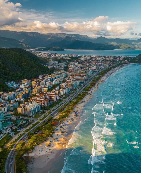 A Praia Grande vista do alto, com a Serra do Mar ao fundo