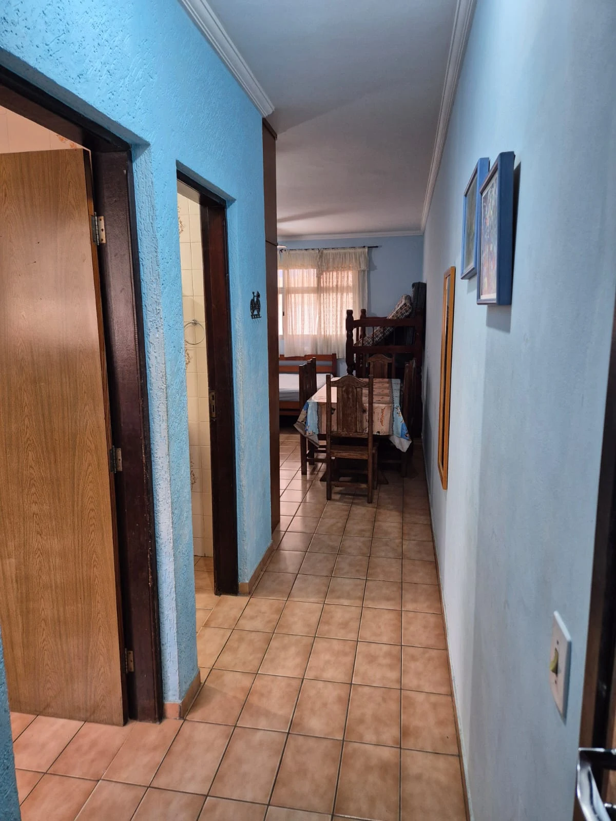 Circulação com acesso à cozinha e ao quarto