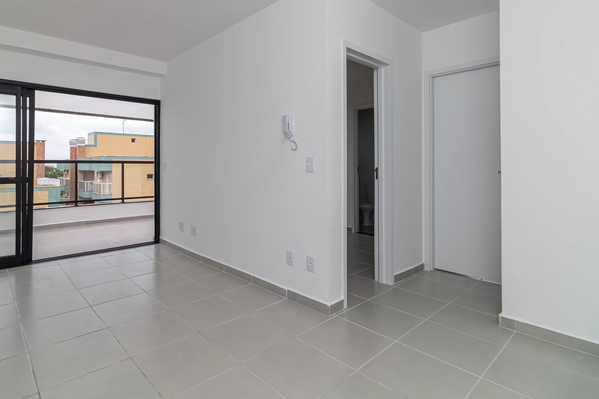 Sala integrada à varanda gourmet com esquadria de correr e vista aberta, cobertura nova no Alpha Haus