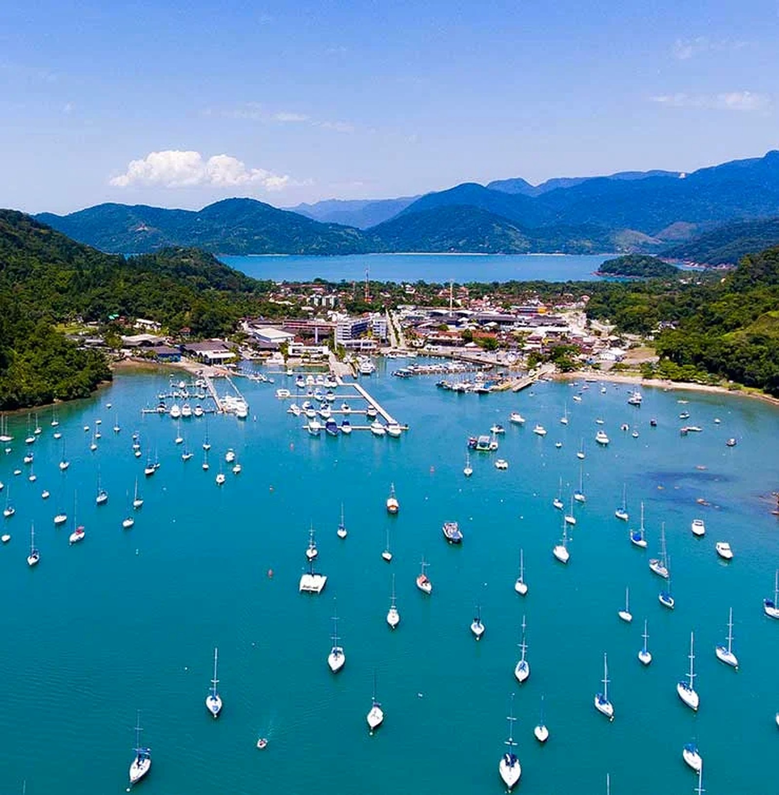 Vista aérea do Saco da Ribeira, em Ubatuba, com veleiros ancorados na enseada