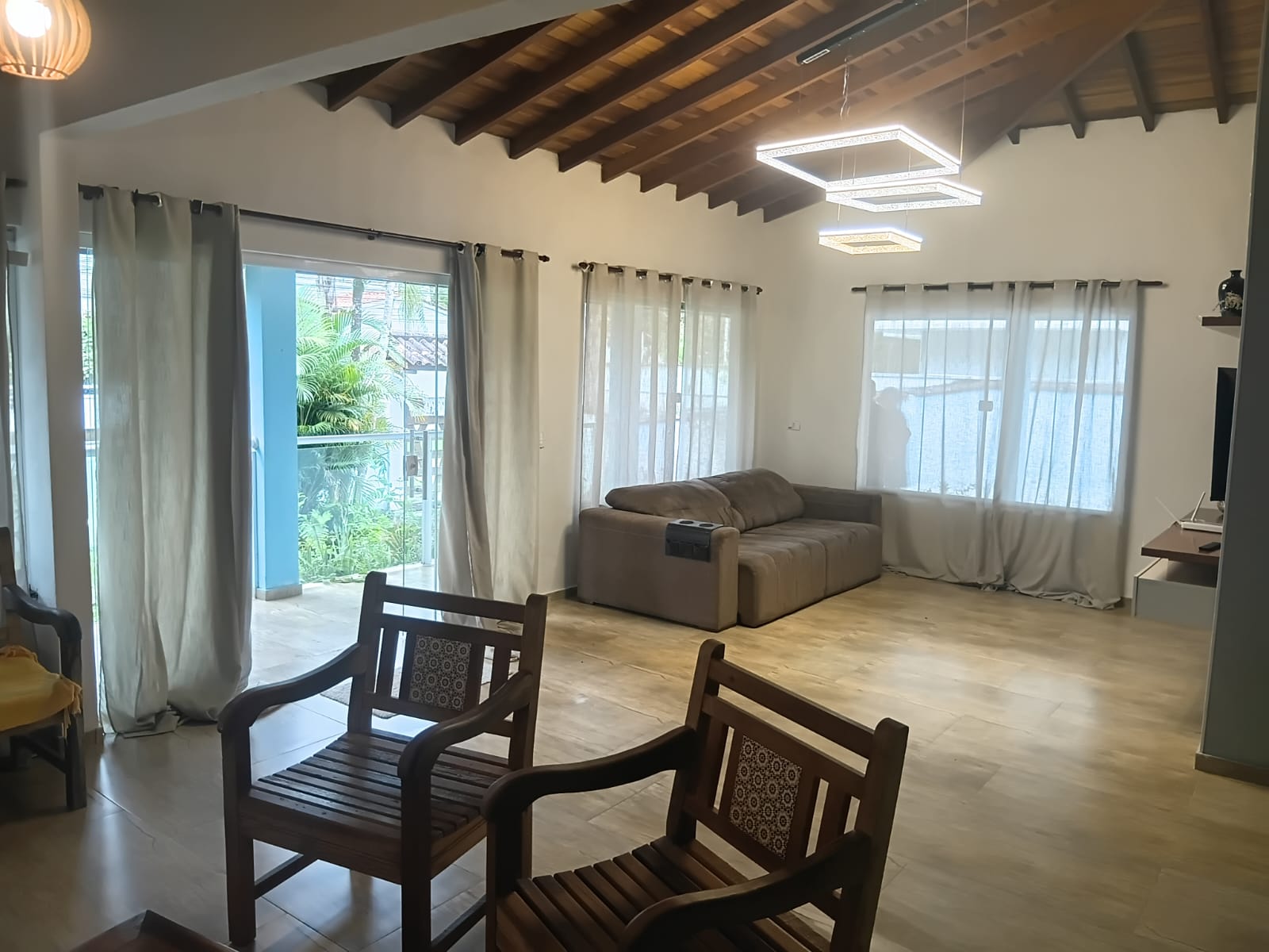Sala integrada com forro de madeira e portas de vidro para a varanda, casa térrea com piscina na Lagoinha, Ubatuba
