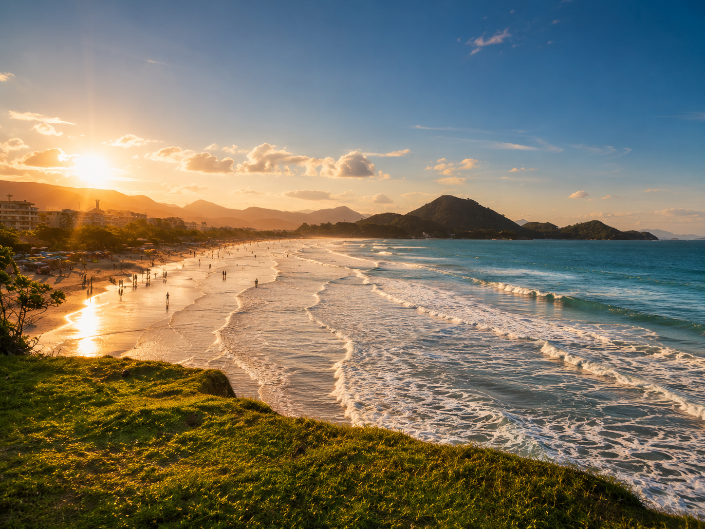 Pôr do sol dourado sobre a orla viva da Praia Grande