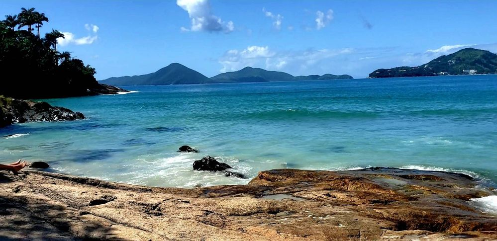 Costão de pedras com as ilhas ao fundo