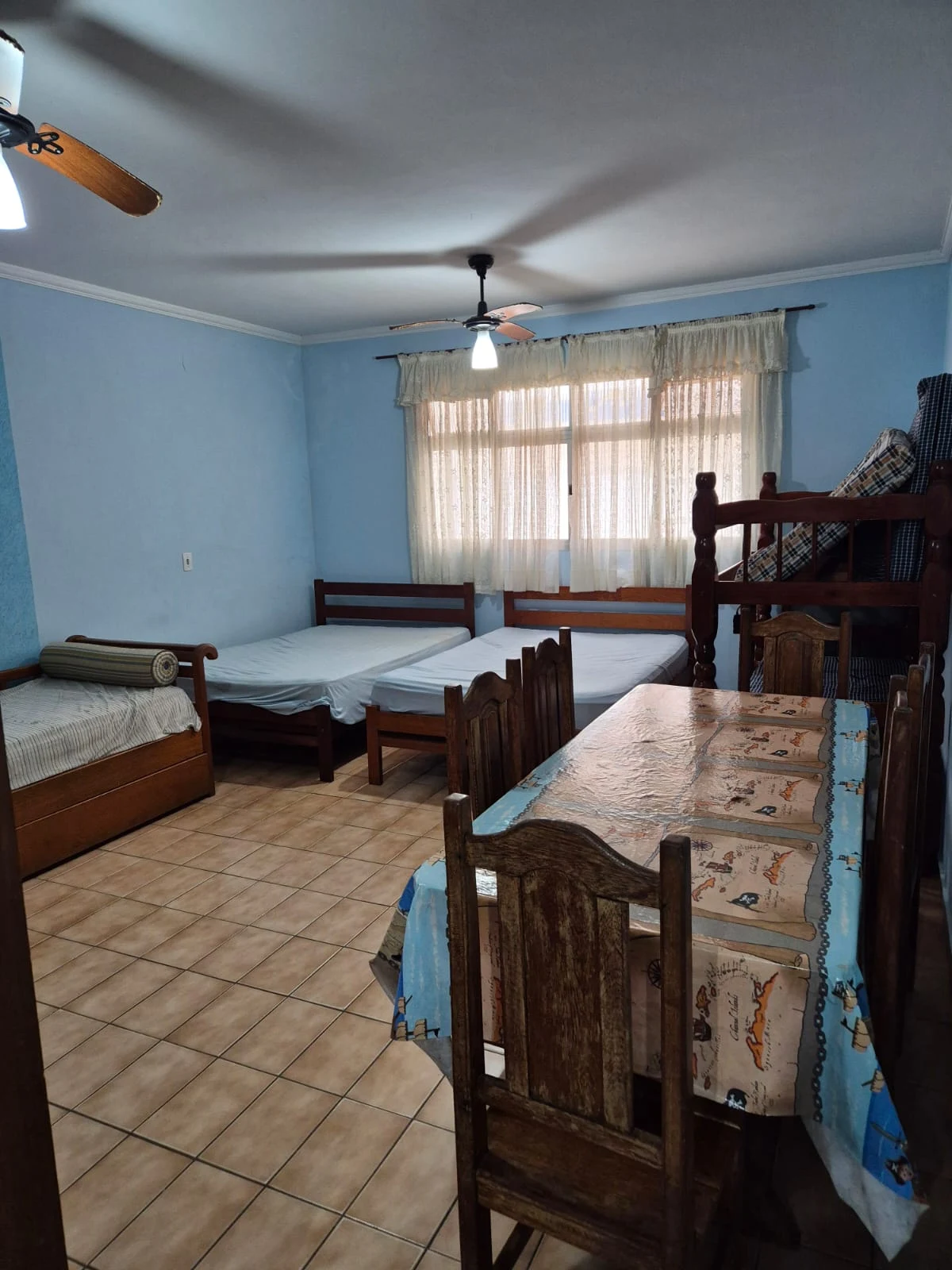 Quarto com camas e janela, apartamento de 44,88 m² na Praia Grande
