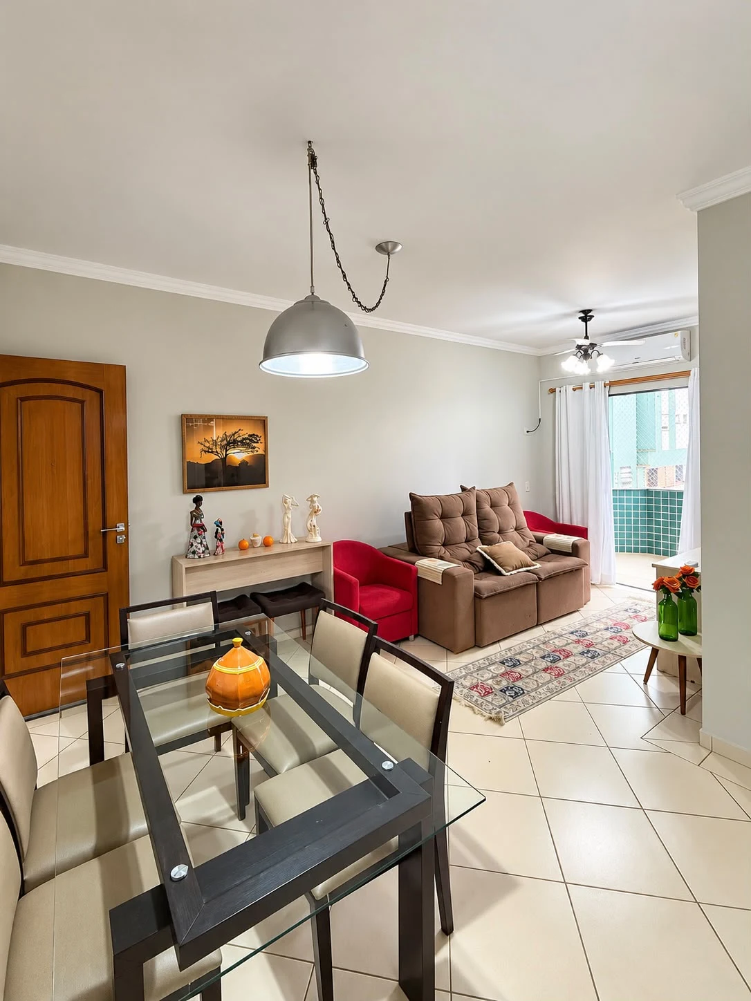 Sala de estar e jantar do apartamento de 81 m² no Itaguá, Ubatuba