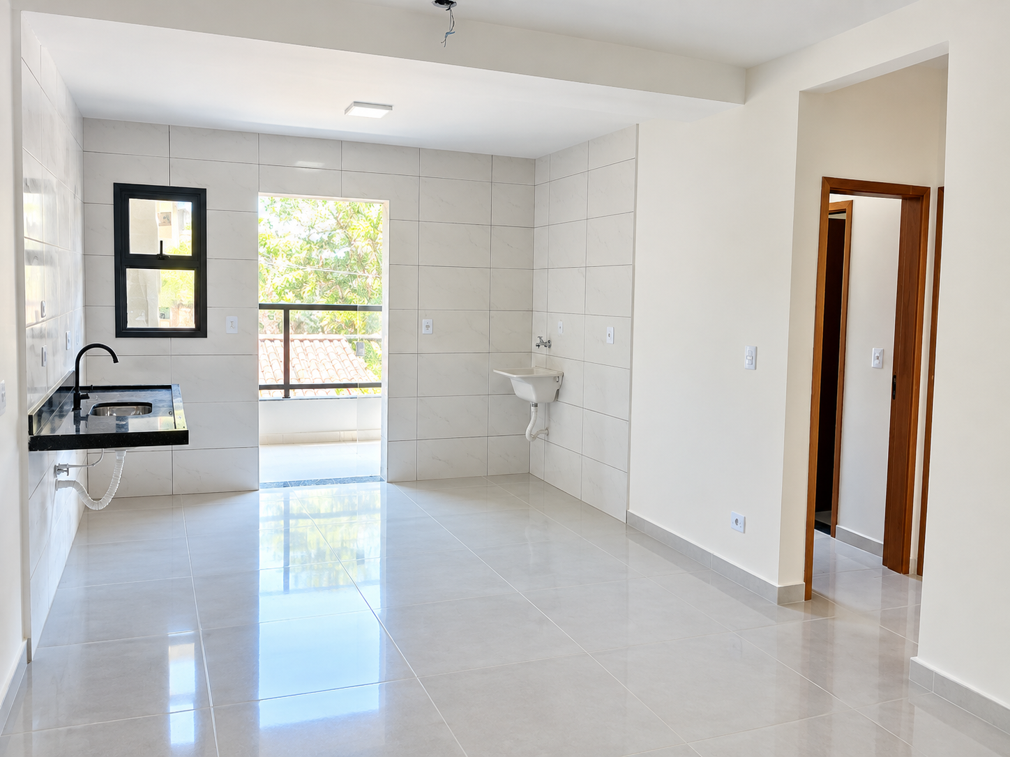 Sala integrada vista de outro ângulo, com cozinha e varanda, Terra Santa, Perequê-Açu