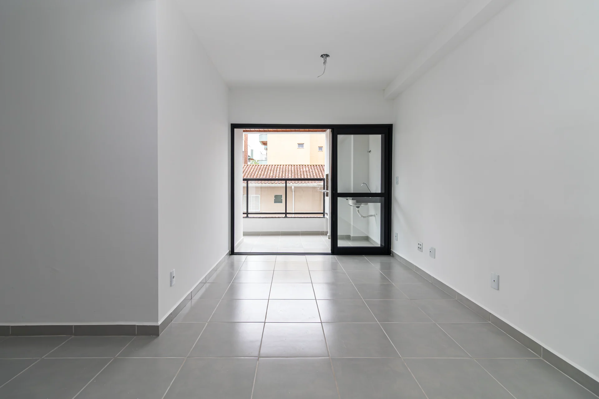 Sala de estar com porta de correr para a varanda gourmet, apartamento nunca habitado