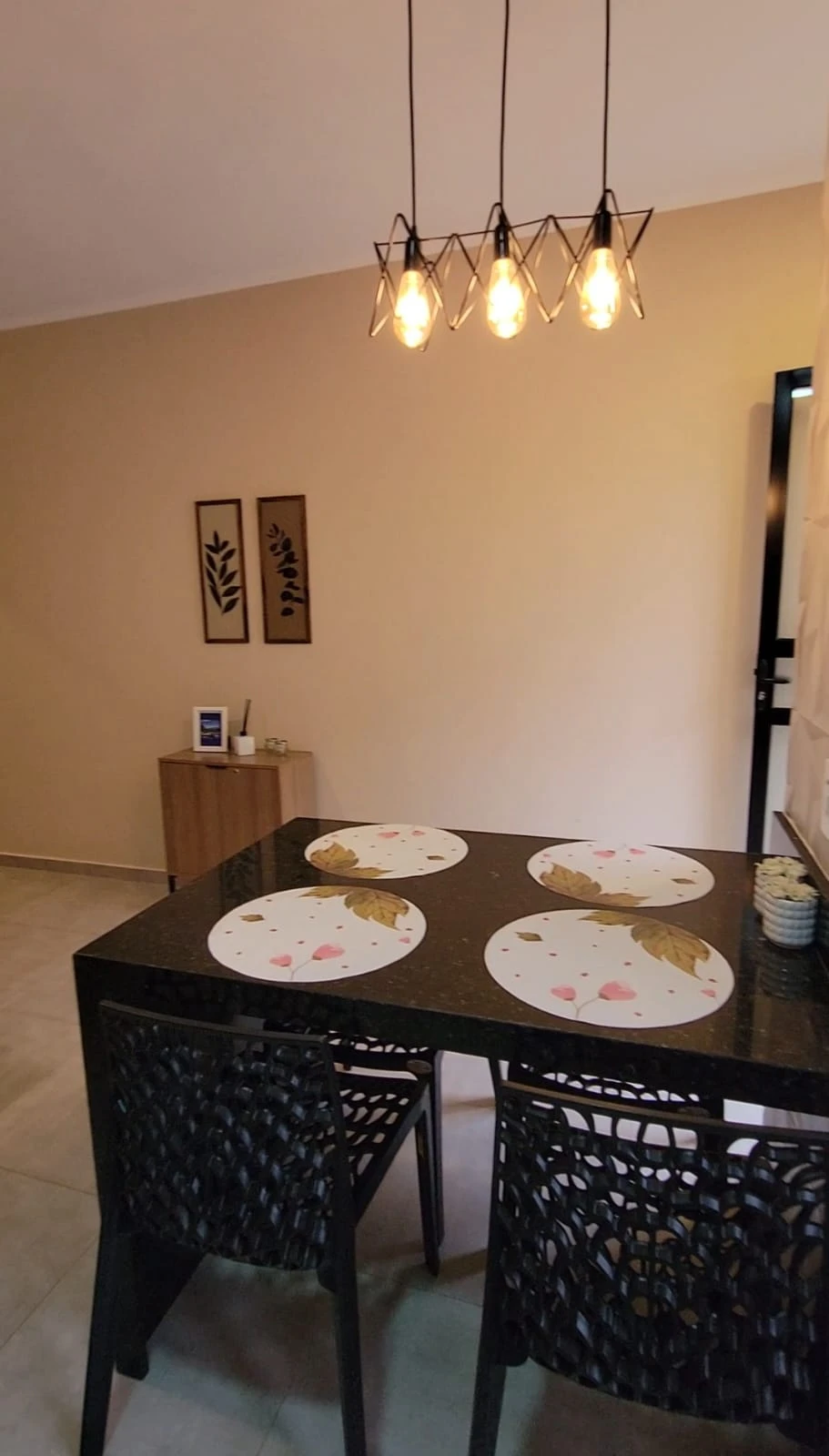 Mesa de jantar e iluminação do apartamento na Lagoinha