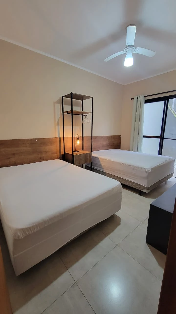 Dormitório visto de outro ângulo no apartamento de 46 m²