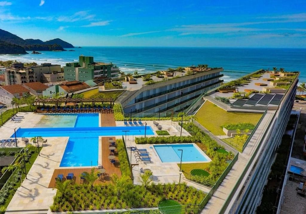 Rooftop com piscinas debruçado sobre a baía