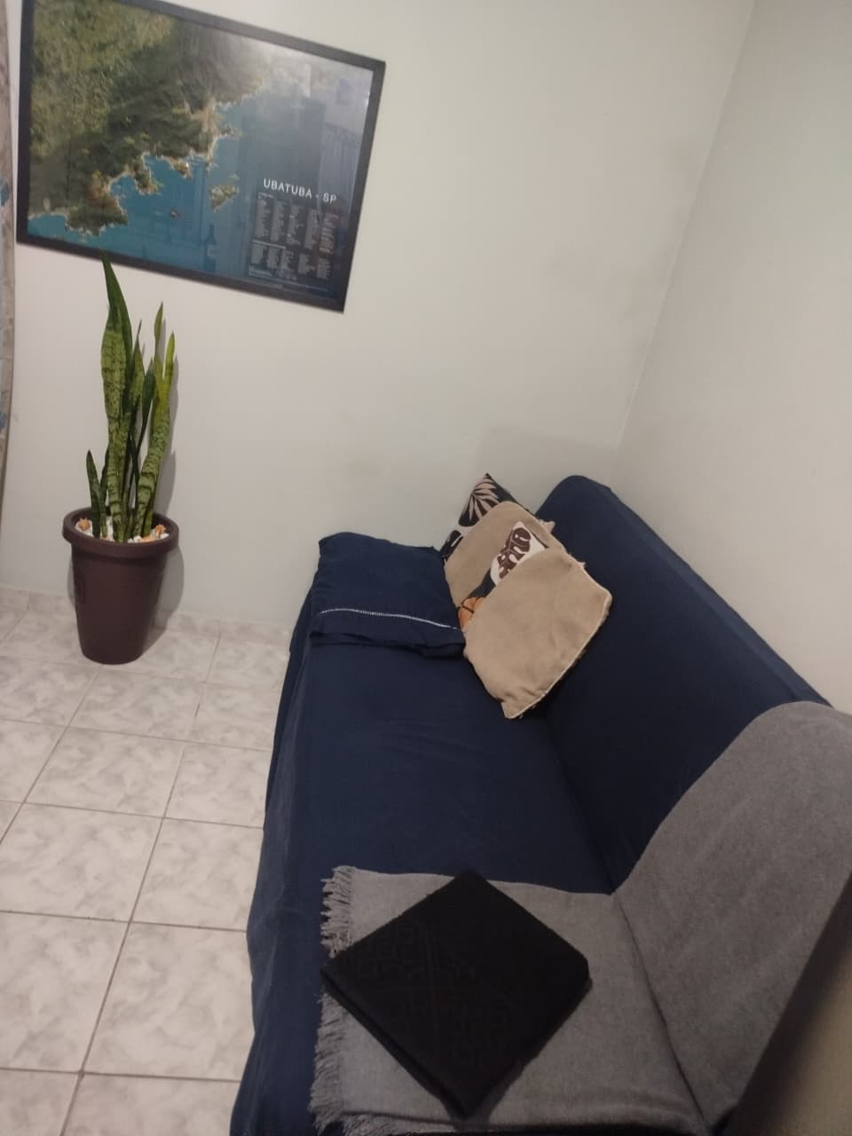 Sofá cama na sala do apartamento mobiliado em Itaguá, Ubatuba