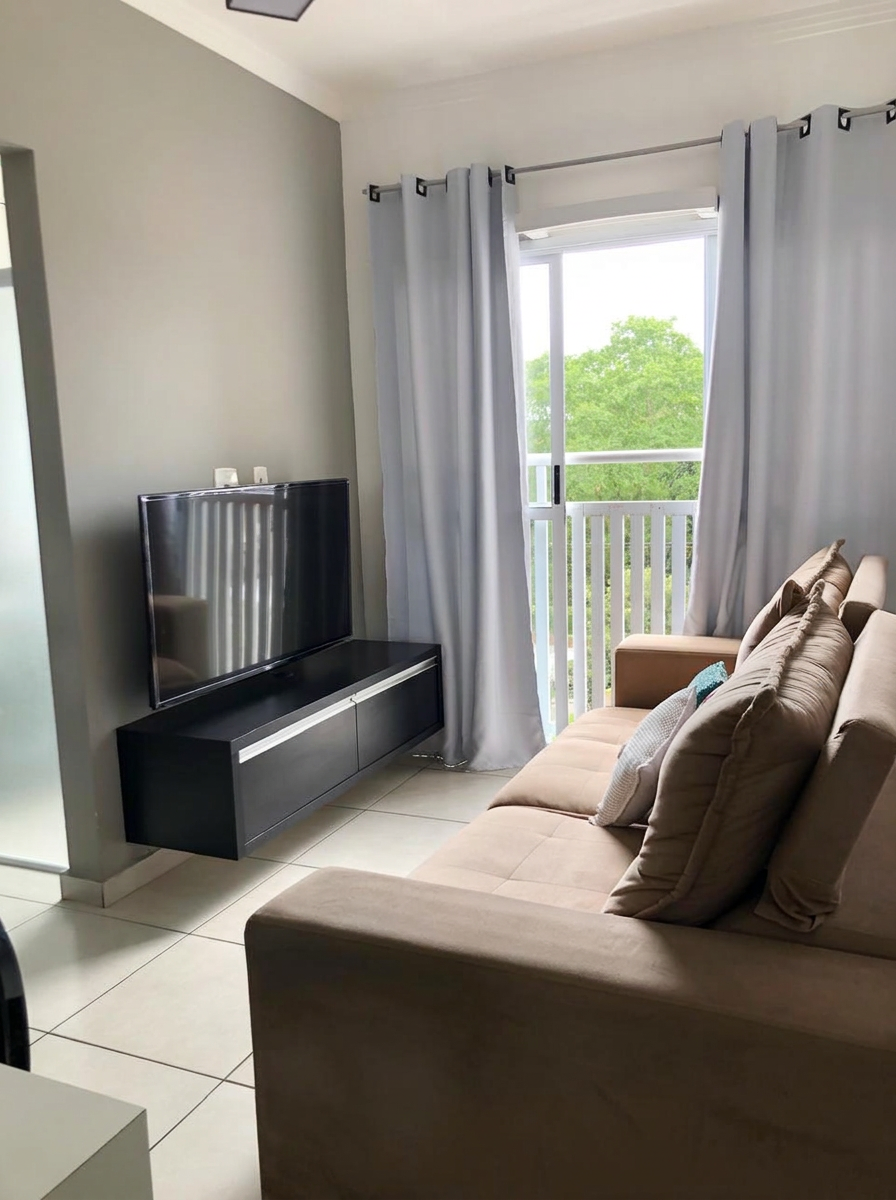 A sala com varanda e vista para o verde