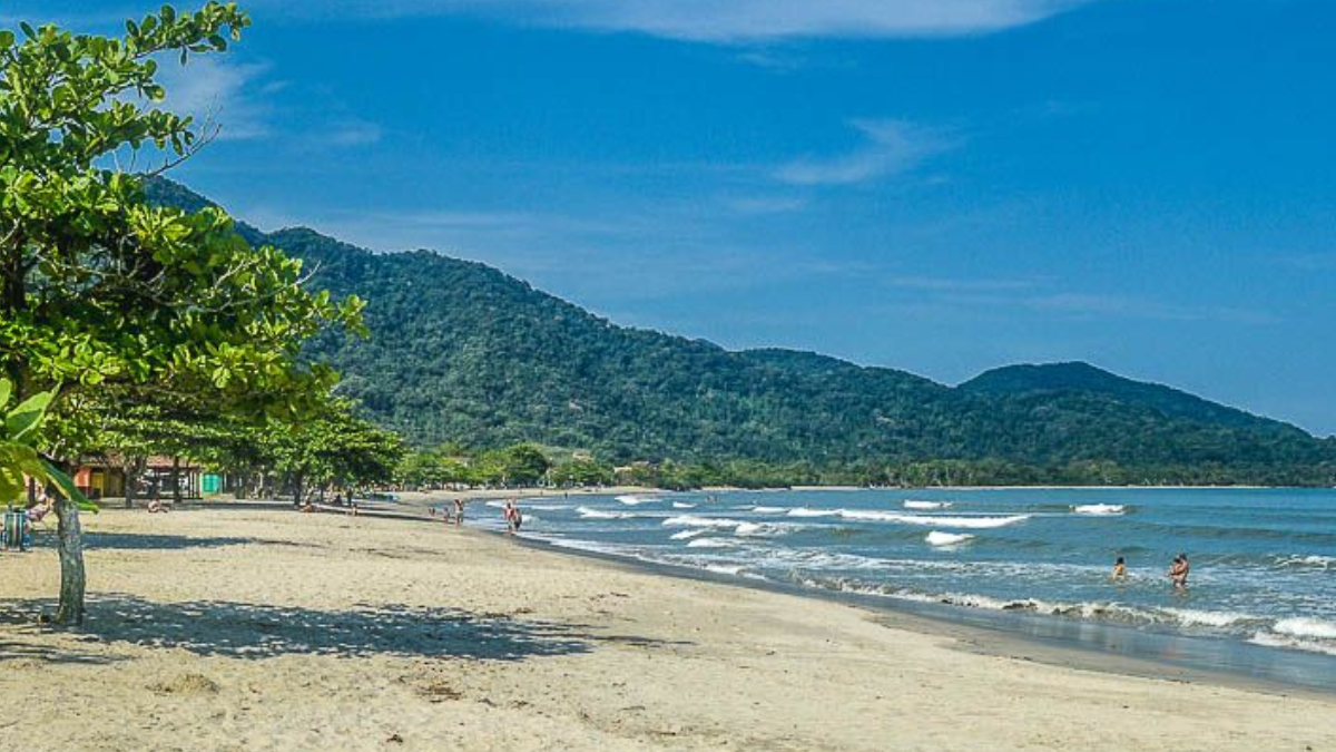 Areia monazítica e mar raso do Perequê-Açu