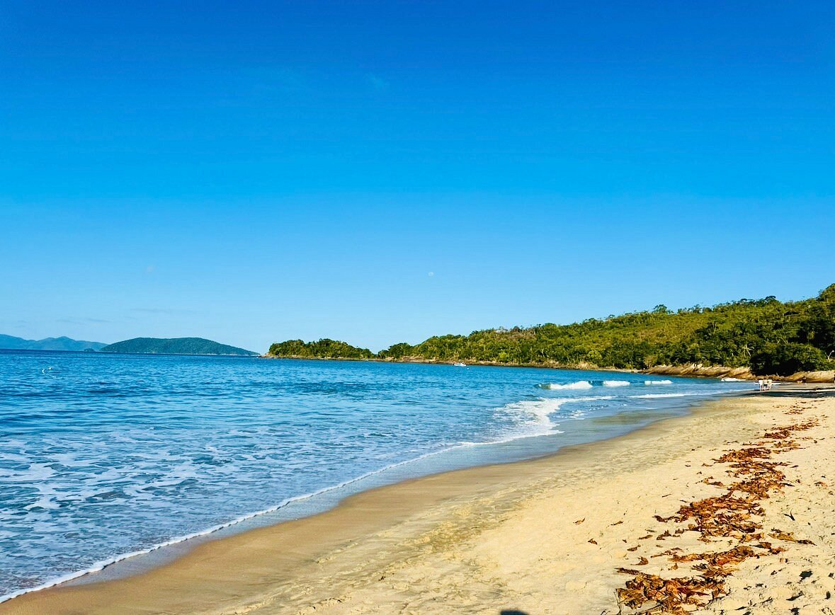 Areia clara e mar azul no trecho entre Tabatinga e Maranduba