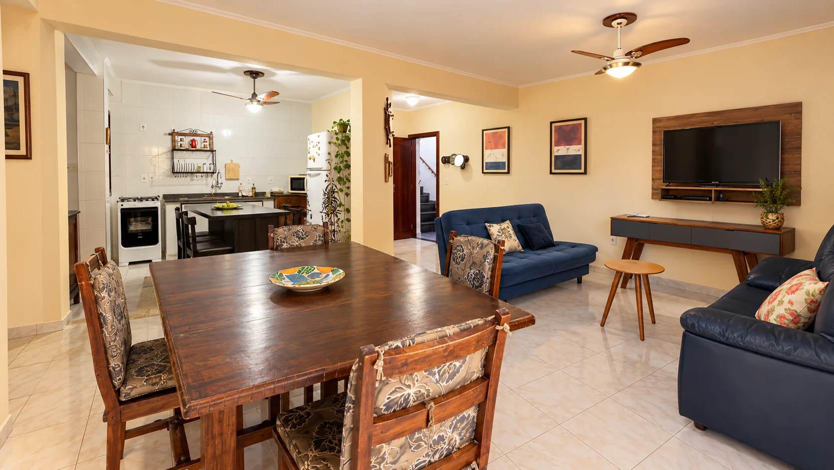 Sala de jantar integrada à cozinha e ao estar no apartamento de 134 m² em Itaguá