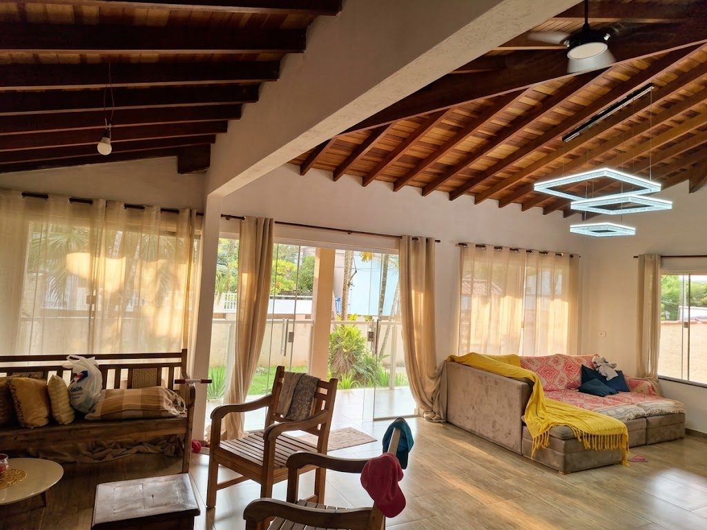 Sala ampla com forro de madeira aparente e acesso ao jardim, casa térrea com piscina na Lagoinha, Ubatuba