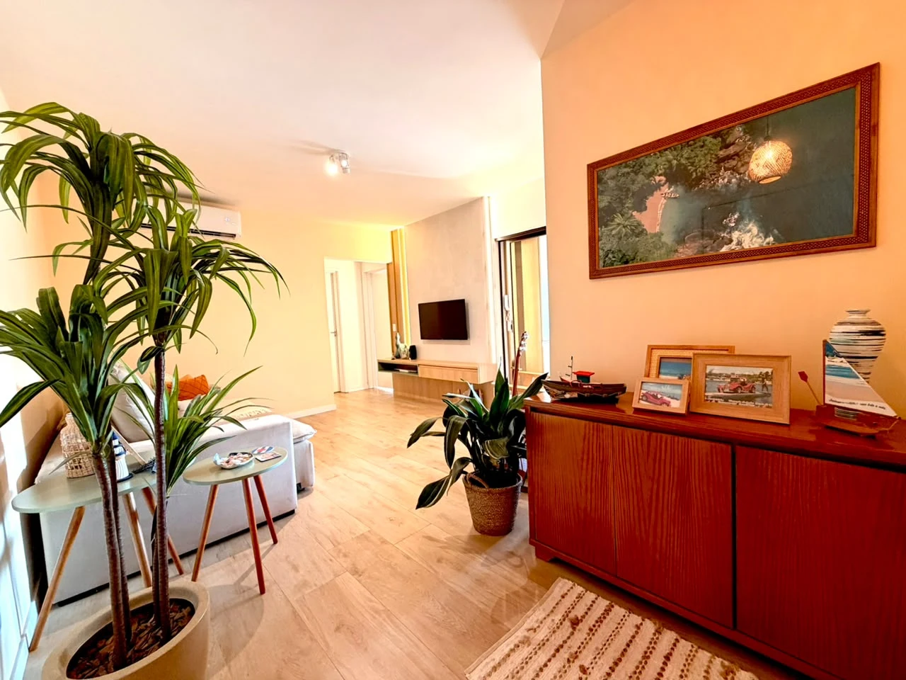 Ambientes de estar com móveis e decoração do apartamento