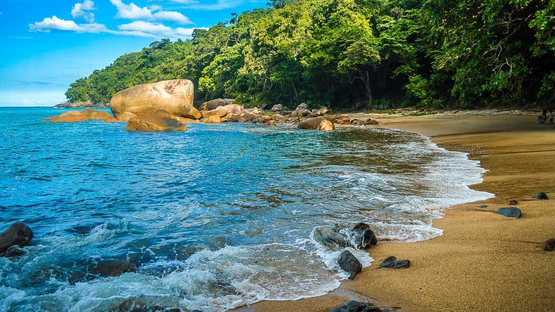 Costão de pedras e enseadas preservadas a poucos minutos