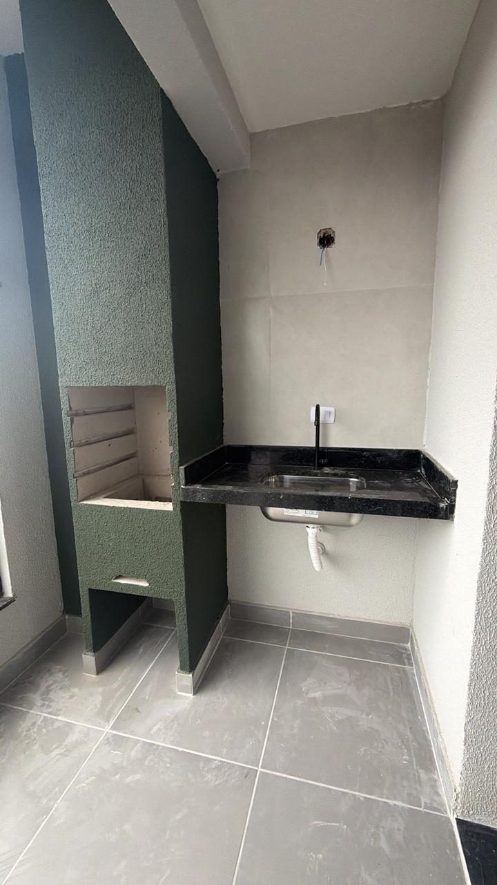 Varanda com churrasqueira embutida e bancada de granito, apartamento novo no Terra Santa, Perequê-Açu