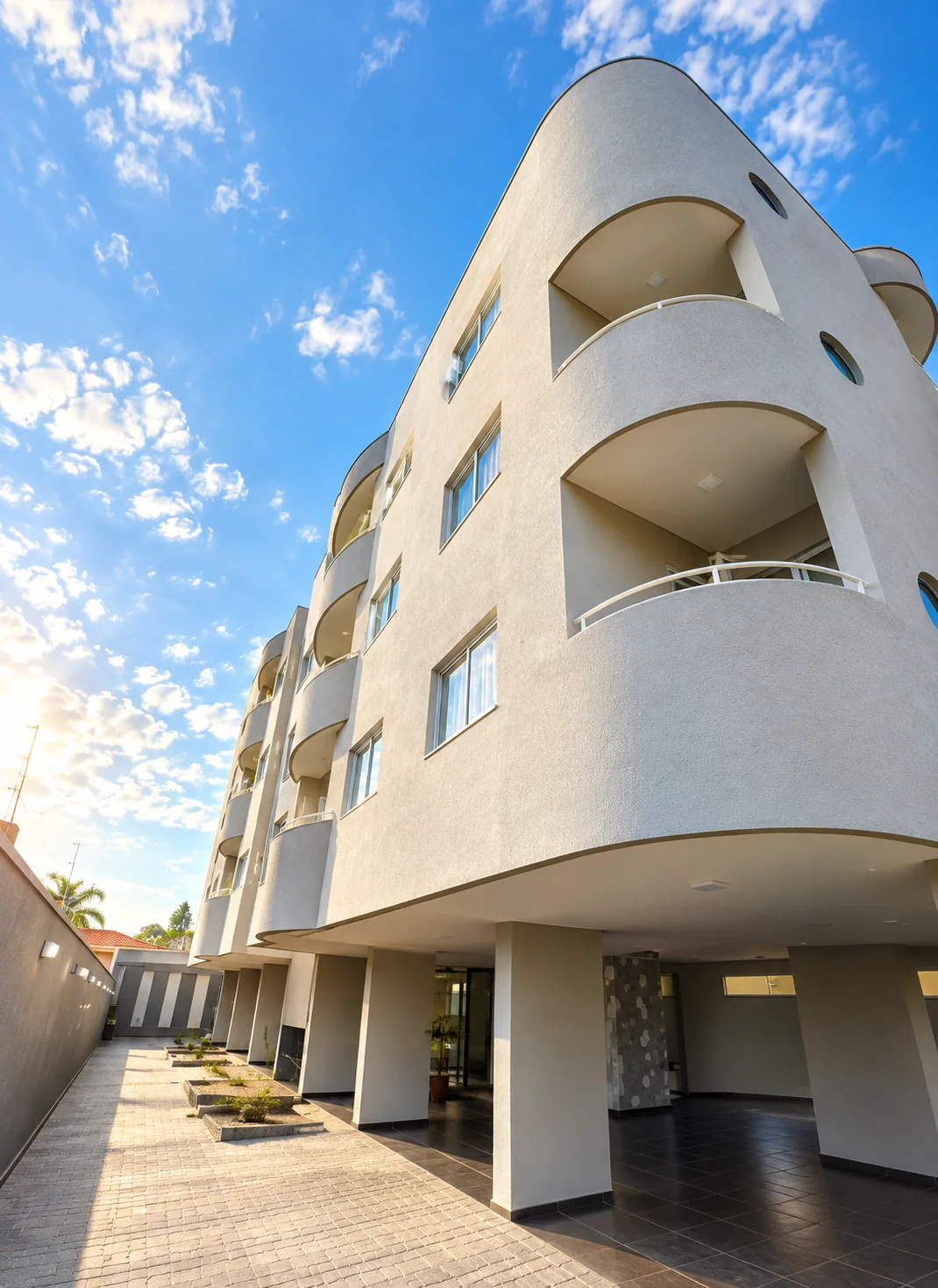 Fachada do edifício com apartamento de 80 m² à venda no Centro de Ubatuba