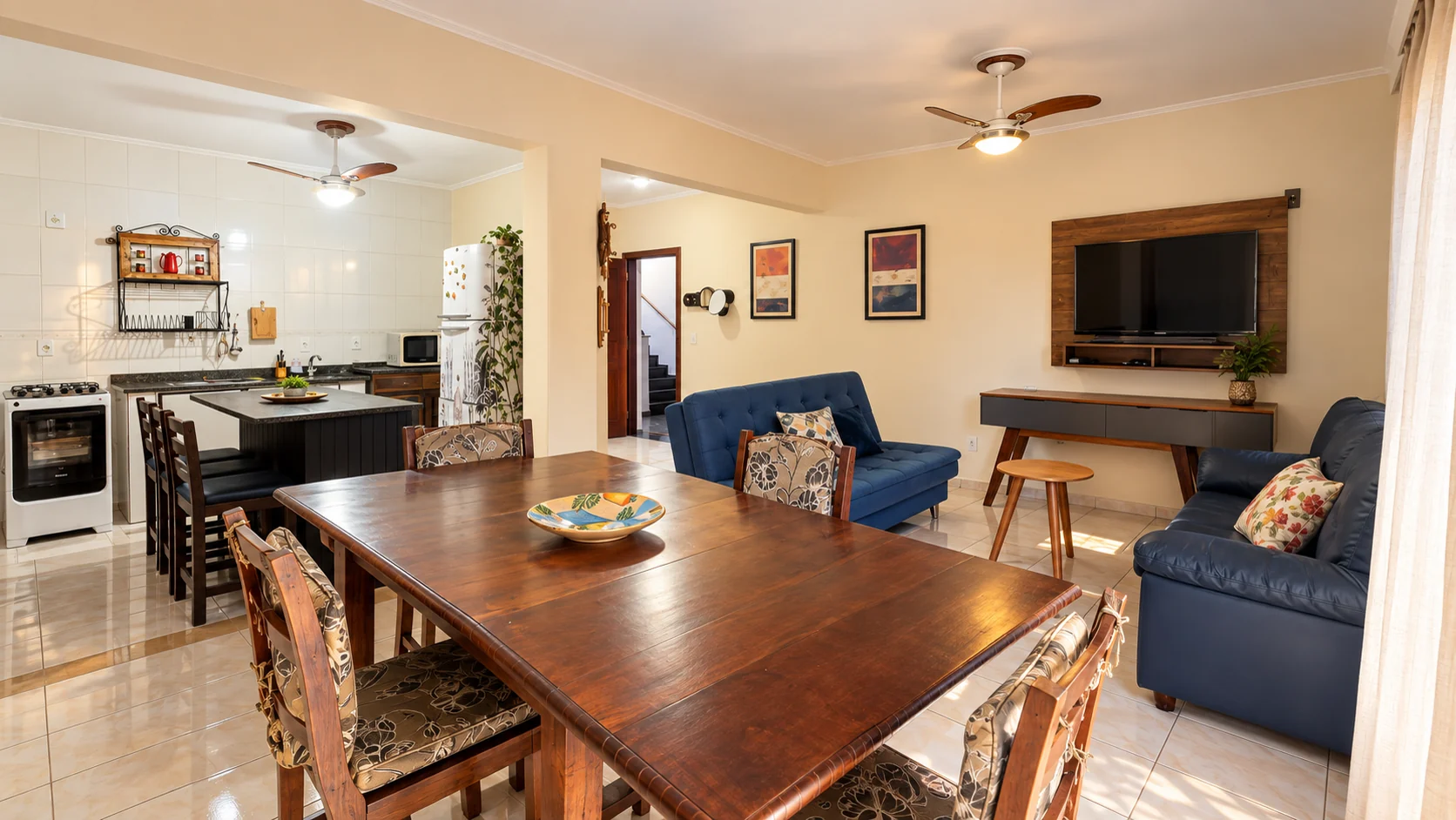 Sala de jantar integrada à sala de estar e à cozinha do apartamento no Edifício Itaguá Plaza