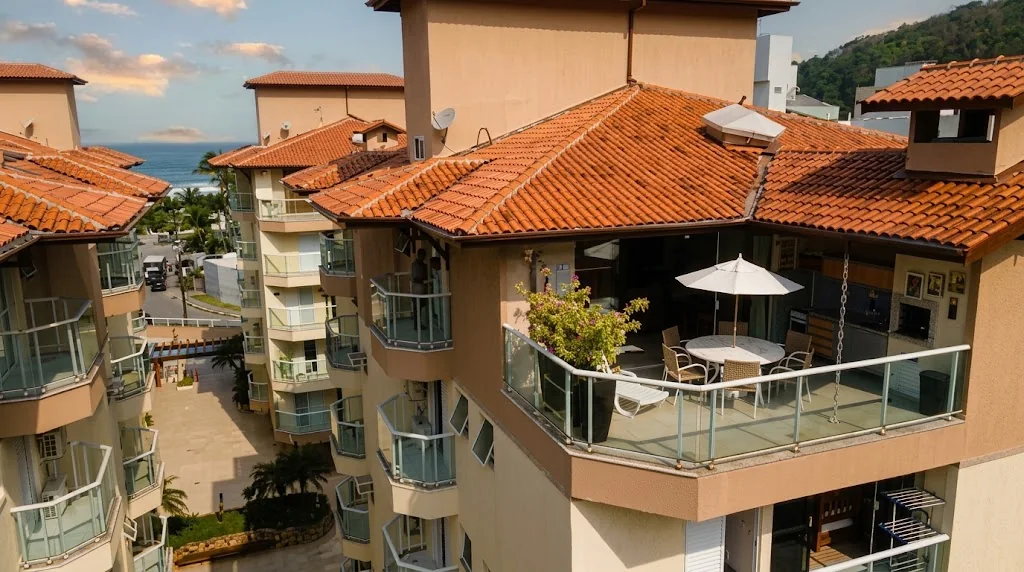 Cobertura com varanda gourmet no Condomínio Porto Venere, Praia Grande, Ubatuba, com o mar e a Serra do Mar ao fundo