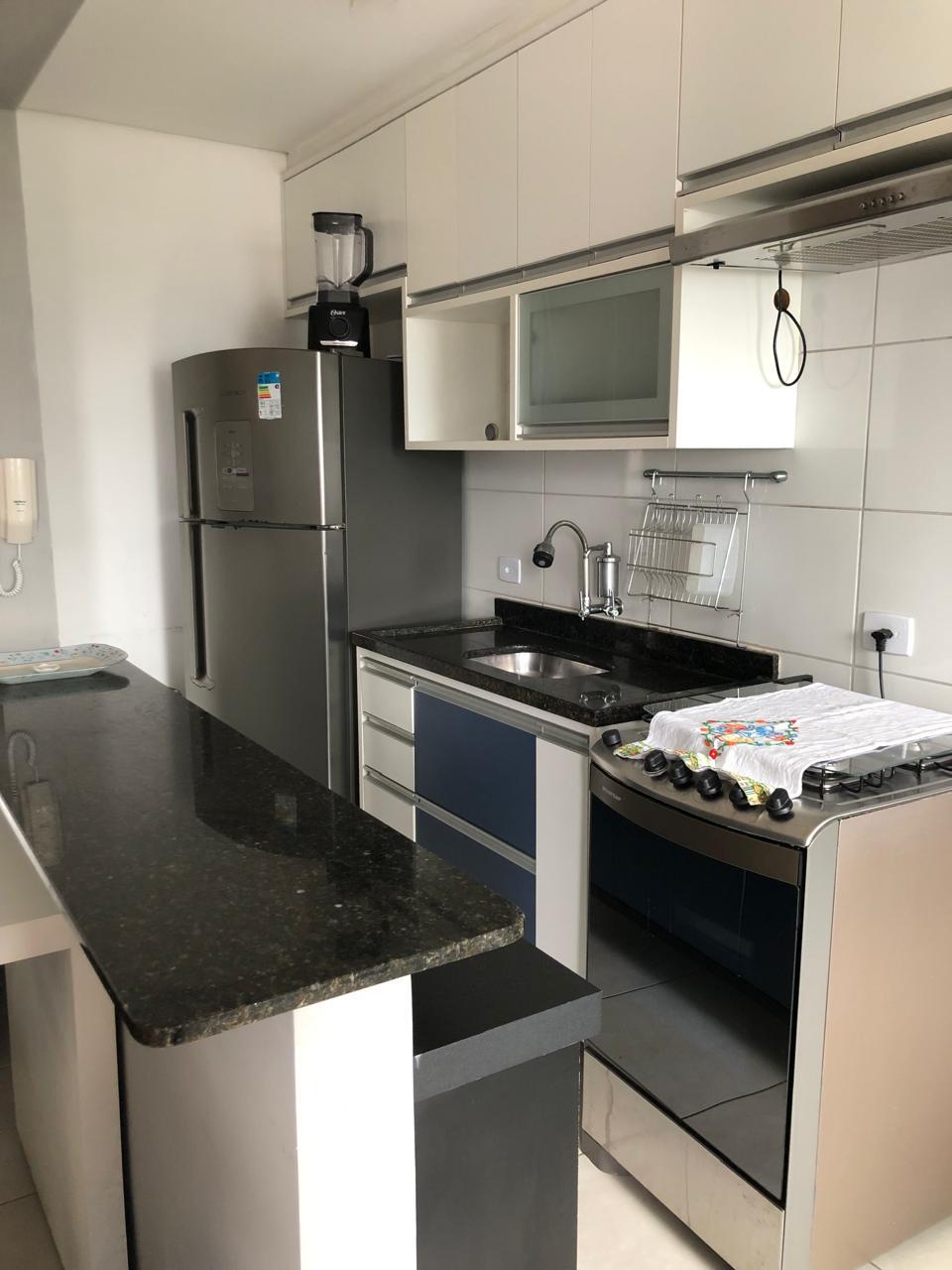 Cozinha ampla com armários planejados, apartamento mobiliado no Estufa I, Ubatuba