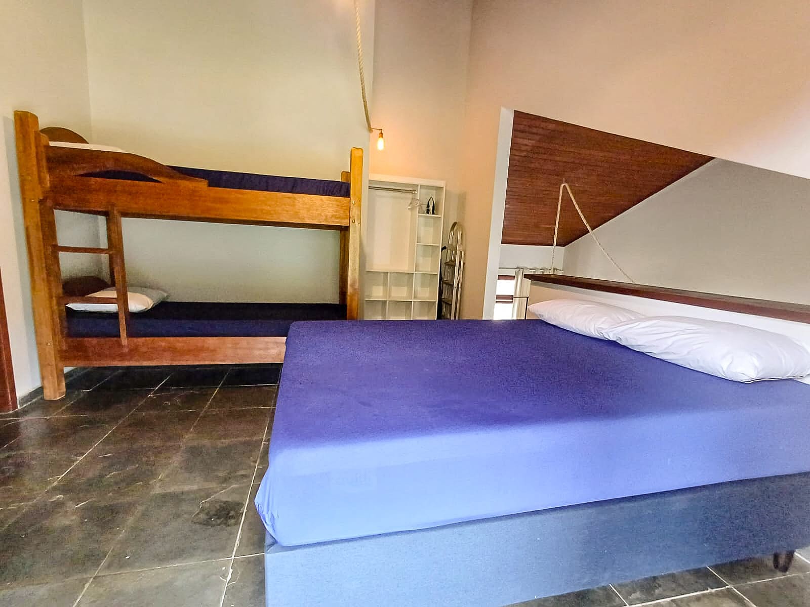 Segundo dormitório com beliche e cama de casal no duplex
