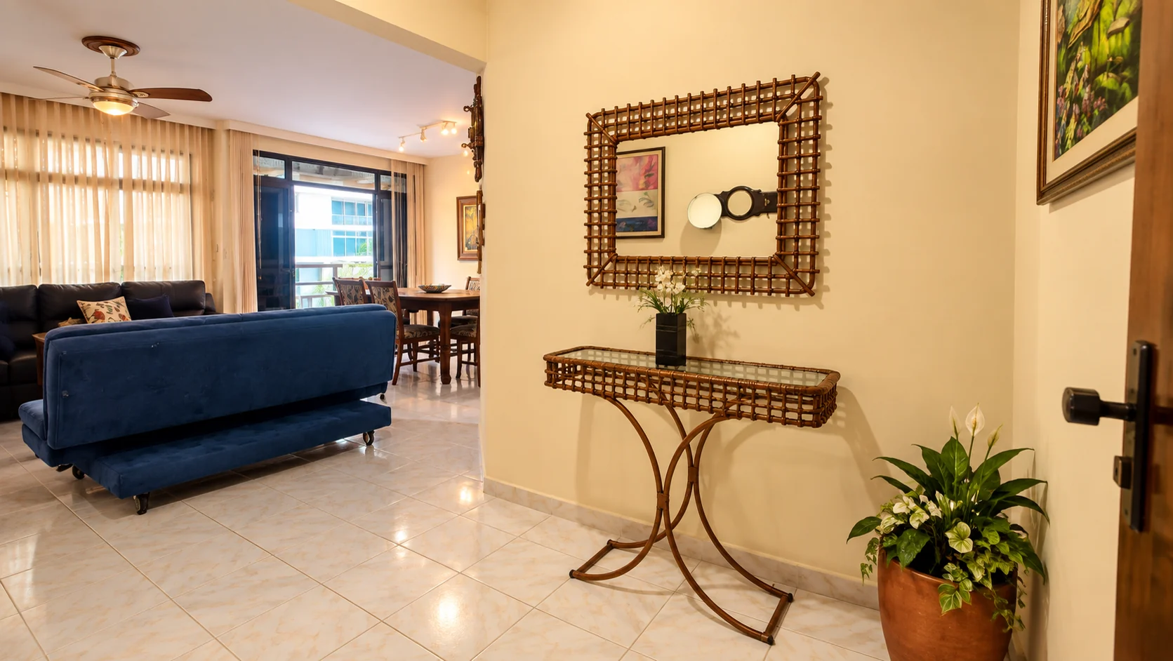 Hall de entrada integrado à sala de estar do apartamento no Edifício Itaguá Plaza