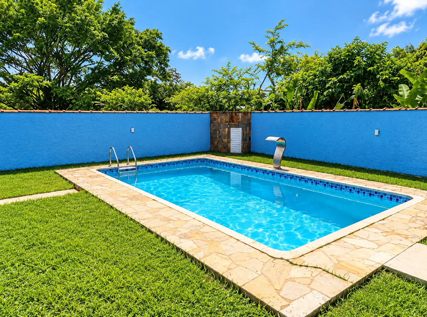 Piscina privativa com cascata, gramado e vegetação tropical, casa térrea com piscina na Lagoinha, Ubatuba