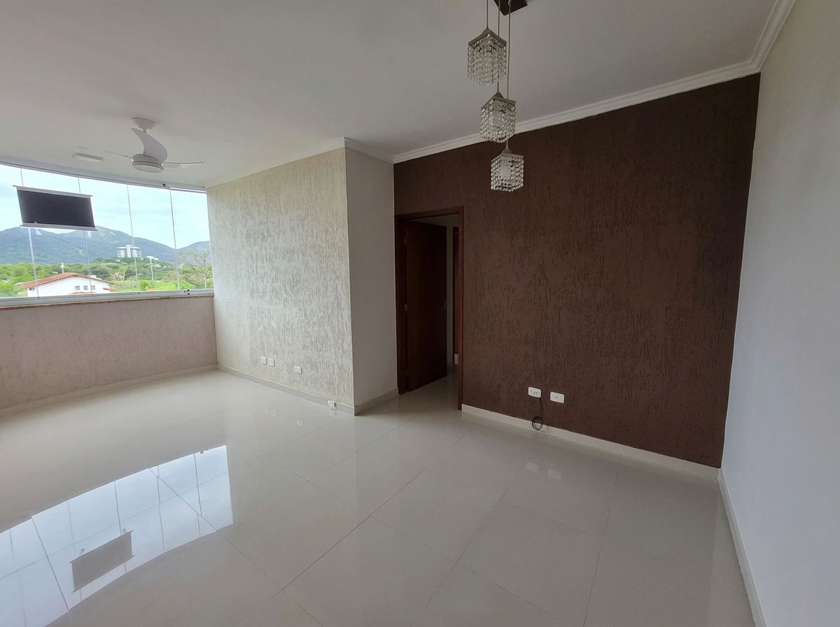 Sala ampla e iluminada com vista livre para as montanhas no Centro de Ubatuba