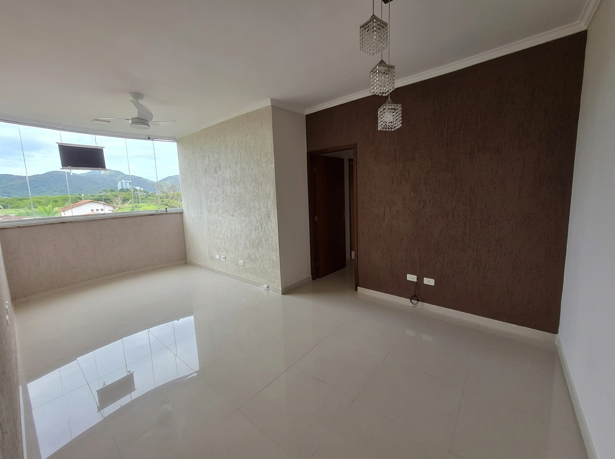 Sala com fechamento em vidro e paisagem aberta no Centro de Ubatuba