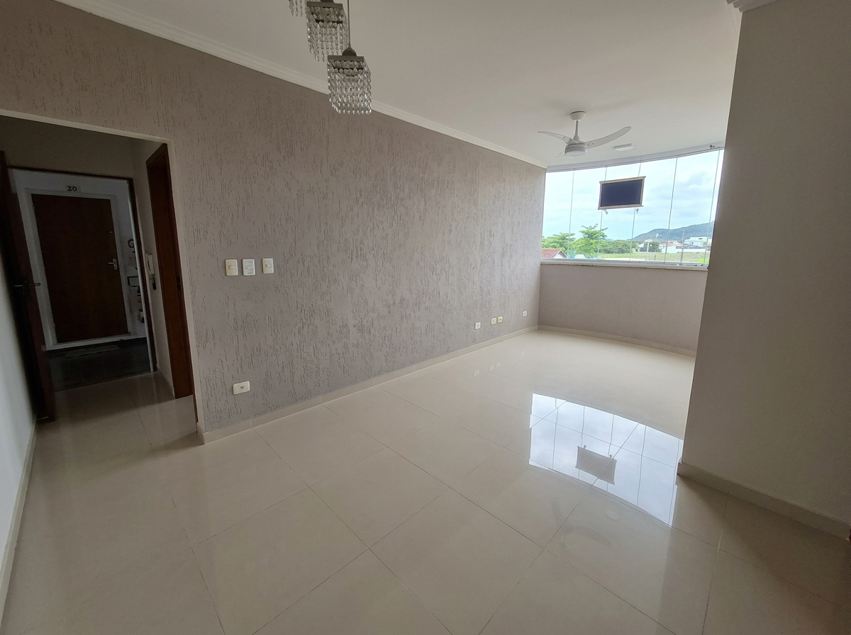 Living de 80 m² com acabamento claro e vista livre
