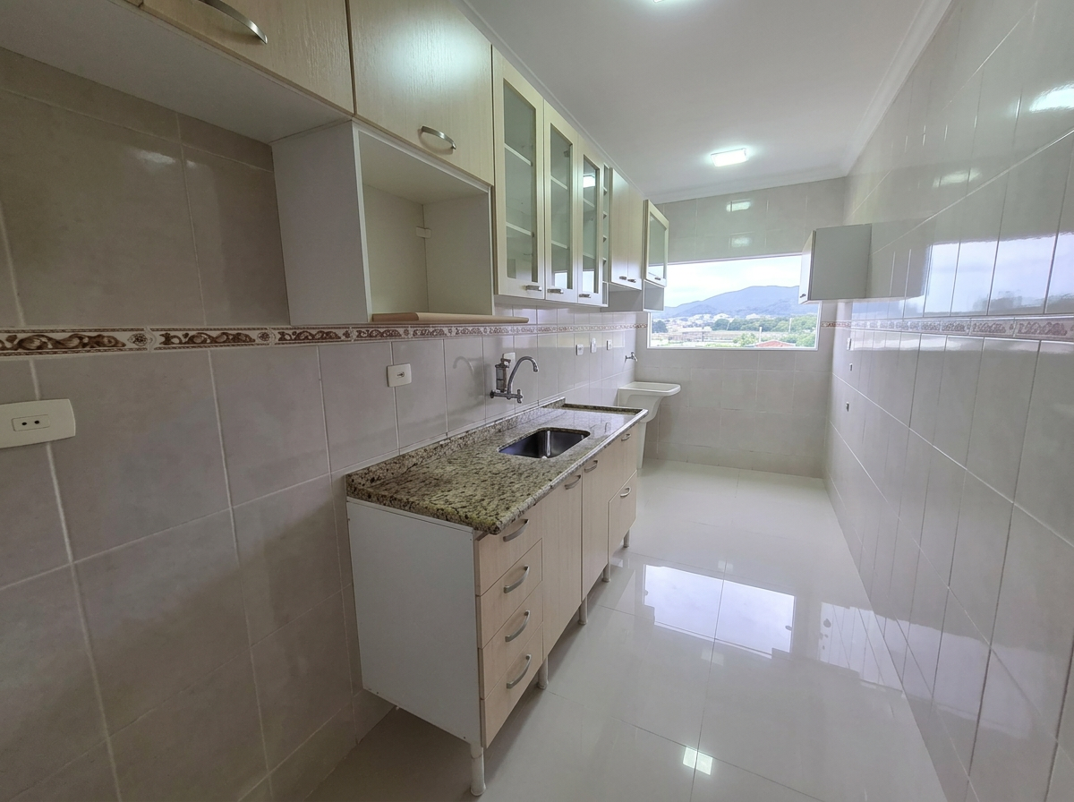 Cozinha com armários planejados e bancada em granito